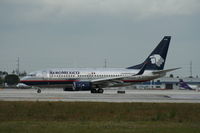 XA-QAM @ KMIA - Boeing 737-700