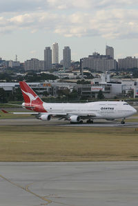 VH-OEE @ YSSY - Qantas 747-400