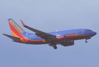 N707SA @ KSNA - Southwest B737-7H4 approaching airport on a gorgeous day. - by Mike Khansa