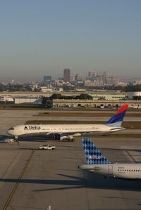 N137DL @ KFLL - Delta Airlines 767-300 - by Andy Graf-VAP