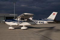 OE-KHG @ VIE - Cessna 172 - by Yakfreak - VAP