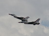 86-0281 @ DAB - Thunderbirds break before landing