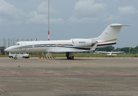 N20EG @ EHAM - Ex president BillClinton onboard.  He came to holland to promote his book - by Jeroen Stroes