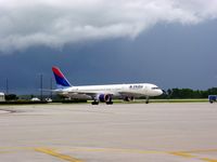 N67171 @ KMCO - With a thunderstorm approaching fast, Delta rushes to the gate. - by Lee Mills