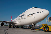 VH-OJU @ VIE - Qantas Boeing 747-400 - by Yakfreak - VAP