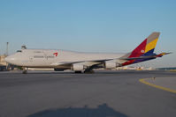 HL7413 @ VIE - Asiana Airlines Boeing 747-400 - by Yakfreak - VAP