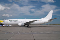 EC-KBO @ VIE - Hola Airlines Boeing 737-400 - by Yakfreak - VAP