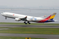 HL7747 @ RJTT - Asiana - by Christian Waser