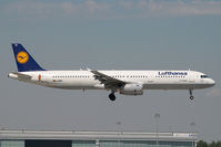 D-AIRY @ VIE - Lufthansa Airbus A321 - by Yakfreak - VAP