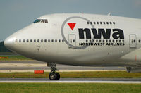 N624US @ LOWW - N624US - Old lady in new livery in vienna, closer. - by Basti777