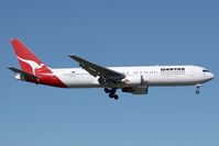 VH-OGF @ NZAA - Qantas 767-300