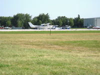 N9465X @ OSH - 1985 Cessna 182R SKYLANE, Continental O-470-U 230 Hp, takeoff roll Rwy 09 - by Doug Robertson