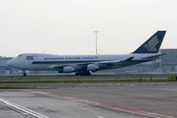9V-SFQ @ EHAM - Boeing 747-412F (SCD) - by JBND31