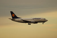 D-ABIX @ VIE - Lufthansa Boeing 737-530 - by Joker767