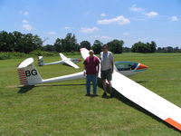 N90538 @ 4AR5 - GROB ready for launch with Std. Cirrus in background - by Brian Smith