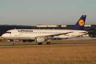 D-AIQD @ VIE - Lufthansa Airbus 320 - by Yakfreak - VAP