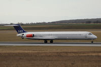 LN-RMD @ VIE - MD-82 - by Juergen Postl