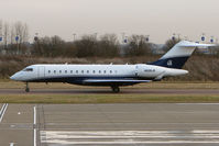 N528JR @ EGGW - Global Express taxies in at London Luton - by Terry Fletcher