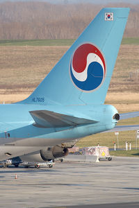HL7605 @ LOWW - Korean Air 747-400