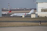 N2157D @ LFPB - on transit at Le Bourget - by juju777