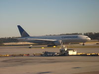 N57016 @ IAH - ready for takeoff - by ulises lopez