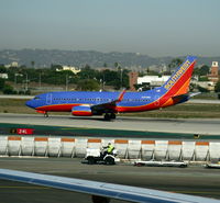 N204WN @ LAX - Southwest 2005 Boeing 737-7H4 in new colors @ LAX 18.11.08 - by Steve Nation