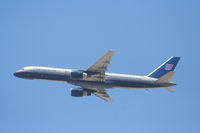 N559UA @ KLAX - United Airlines Boeing 757-222, N559UA depats KLAX RWY 25R - by Mark Kalfas