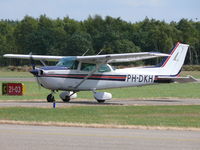PH-DKH @ EHBD - Cessna C172P Skyhawk PH-DKH Luchtvaartbedrijf de Kempen - by Alex Smit