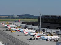 OE-LCQ @ VIE - The CRJ will leave Austrians fleet until 2010 - by P. Radosta - www.austrianwings.info