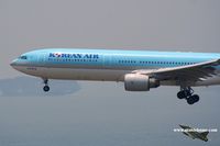 HL7586 @ VHHH - Korean Air - by Michel Teiten ( www.mablehome.com )