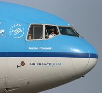 PH-KCF @ TNCM - a smile for the airplane spotters. departing to curacao - by daniel jef