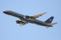 N539UA @ KLAX - United Airlines Boeing 757-222, N539UA departing KLAX 25R. - by Mark Kalfas