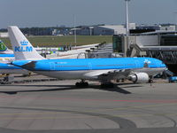 PH-AOF @ EHAM - KLM preparing for push-back - by Robert Kearney