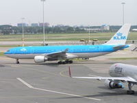PH-AOH @ EHAM - KLM leaving for take-off - by Robert Kearney
