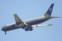 N668UA @ KORD - United Airlines Boeing 767-322, N668UA an approach RWY 4R KORD. - by Mark Kalfas