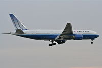 N772UA @ KORD - United Airlines Boeing 777-222 UAL907 arriving from EDDM (Munich Int'l) on 22R. - by Mark Kalfas