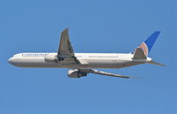 N76065 @ KLAX - Continental Boeing 757-424ER, 25R departure KLAX. - by Mark Kalfas