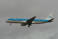 PH-EZL @ EBBR - Arrival of flight KL1723 to RWY 25L - by Daniel Vanderauwera