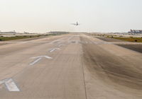 N670UA @ KLAX - United Airlines Boeing 767-322, N670UA, UAL47 en route to PHOG, 25R departure KLAX. - by Mark Kalfas