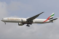 A6-ECF @ LOWW - Emirates 777-300