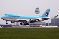HL7602 @ LOWW - Korean Air Cargo - by Delta Kilo