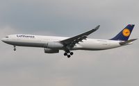 D-AIKO @ EDDF - Lufthansa on short finals - by Robert Kearney