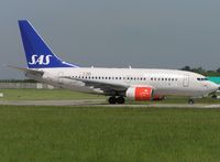 LN-RPY @ EIDW - SAS lining up r/w 10 - by Robert Kearney