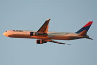 N832MH @ KLAX - Delta Airlines Boeing 767-432ER, N832MH departing 25R KLAX. - by Mark Kalfas