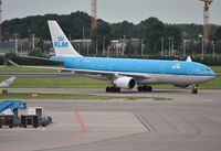 PH-AOL @ EHAM - KLM taxiing in after arrival - by Robert Kearney