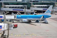 PH-BGK @ EHAM - KLM preparing to push back - by Robert Kearney