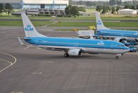 PH-BXM @ EHAM - KLM making it's final turn onto stand - by Robert Kearney