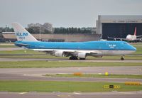 PH-BFD @ EHAM - KLM awaiting take off clearance - by Robert Kearney