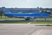 PH-BFO @ EHAM - KLM heavy rolling - by Robert Kearney