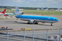 PH-KCG @ EHAM - KLM heavy taxiing onto stand - by Robert Kearney